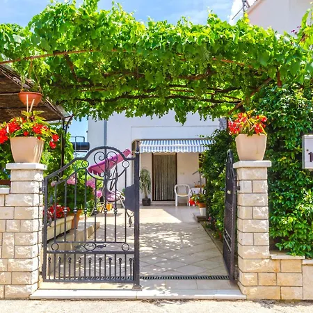 House With A Parking Space - 22433 פולה