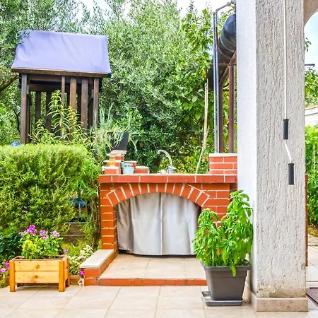 בית נופש House With A Parking Space - 22433 פולה