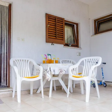 בית נופש House With A Parking Space - 22433 פולה
